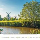 8. August bis 31. August. Kalender. Zwei Windmühlen, Fluss, Bäume und Boote in der Natur unter blauem Himmel.
