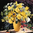 Keine Texte vorhanden. Gelbe Vase mit leuchtenden gelben und blauen Blumen, umgeben von grünem Laub.