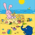 Unten: Zahlen 1 bis 31 und "8 2024". Illustration: Ein rosa Hase sitzt auf einer Sandburg am Strand, ein blauer Elefant daneben.