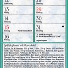 Kalender für August mit Rezept für Spätzlepfanne mit Rosenkohl. Illustration: Frau in Küche, Kinder sitzen auf Stufen.