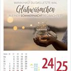 "Glühwürmchen Sommernacht" steht über einem Bild mit Händen, die ein leuchtendes Glas halten; darunter ein Kalenderblatt.