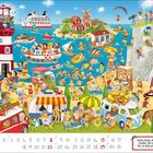 Suche Sandy, die kleine Krabbe, 10x versteckt. Ein belebter Strand mit Leuchtturm, vielen Menschen und Booten. Datum: August.