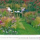 Kalender August; Tage numerisch 1 bis 31. Im Garten: Zwei Stühle, ein Tisch mit Teeset, umgeben von Blumen und hohen Gräsern.