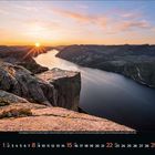 Kalenderseite für den Monat August mit Landschaftsfoto: Sonnenuntergang über einem Fjord und felsigen Klippen.
