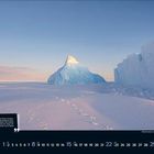 Text oben: Zitat über Entdeckungen.  
Unten: Monatskalender für August 2017.  
Sonnenbeschienenes Eisberg-Panorama.