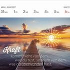 MAI / JUNI 2027, KW 22: Ein Steg führt in einen See, Sonnenuntergang, Text: „Kraft kommt nicht von dem, was du tust ...“