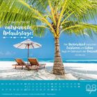 Im Vordergrund steht: "Ich wünsche dir entspannte Urlaubstage!" und ein Zitat über Freizeit. Ein Strand mit Palmen, Liegen und Sonnenschirm. Unten ein August-Kalender.