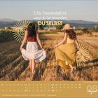 Schrift: "Echte Freundschaft ist, wenn du bei jemandem DU SELBST sein darfst." Zwei Frauen laufen durch ein Feld. Kalender für August.