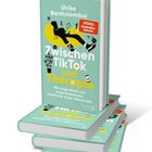 Text: "Ulrike Bartholomäus. Zwischen TikTok und Therapie. Wie Jugendliche und junge Erwachsene psychische Krisen überwinden." Cover zeigt eine Person auf einem gelben Sofa mit Smartphone.