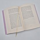 Offenes Buch auf Seite 197 mit lila Einband, Text in einem Fließstil geschrieben, beige Leseband in der Mitte.