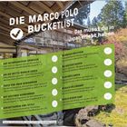 Checkliste mit 10 Erlebnissen in Japan, fokussiert auf Sport, Essen und Abenteuer. Hintergrund zeigt Gebäude und Garten.