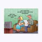 Eine Frau sagt: "Der Film spielt im Jahr 1895!" Ein Mann antwortet: "So'n Quatsch! Da gab es noch gar kein Fernsehen!" Beides in einer humorvollen Illustration.