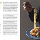 Tagliatelle mit Blumenkohl, Steinpilzen, Walnüssen & Miso. Rezepttext links, Bild einer Person mit Nudeln auf einem Teller rechts.