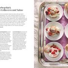 Text "Mürbegebäck mit Erdbeeren und Sahne". Links die Zutaten und Anleitung. Rechts ein Tablett mit sechs Dessertteller.
