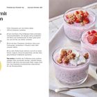 Chia-Pudding mit Erdbeeren Rezept: Zutaten, Zubereitung, Nährwerte. Bild von 4 Gläsern mit rosa Pudding, Granola, Erdbeeren.