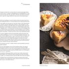 "Pariser Flan für 8 Portionen. Vorbereitung: 40 Minuten. Garzeit: 1 ½ Stunden." Text beschreibt ein Rezept mit Zutaten. Rechts: Ein gebackener Flan mit herausgeschnittenen Stücken auf einem Teller.