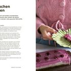 "Himbeerkuchen ohne Backen" Rezepttext auf der linken Seite, rechte Seite: Person hält grünen Teller mit Kuchen.