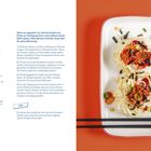 BIBIM GUKSU, Rezepttext für 2 Personen, Zutatenliste, Zubereitungsschritte und Tipp. Teller mit buntem Nudelgericht.