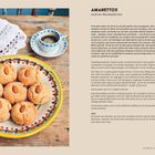 AMARETTOS  
Sardische Mandelplätzchen.  
Beschreibung und Rezept für Amarettos aus gemahlenen Mandeln, Zucker, Zitronenschale und Eiweiß.   
Links Teller mit Keksen, rechts Espressotasse.