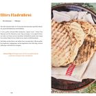 Gegrilltes Fladenbrot Rezept: Zutaten (200g Mehl, 2 TL Backpulver, 160g Joghurt). Anleitung: 3 Schritte. Foto: Fladen auf einem Teller.