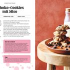 **Schoko-Cookies mit Miso**: Ein Rezept mit Zutatenliste, Zubereitungsschritten und Tipps. Rechts Cookies auf einem Teller mit Milchflasche.