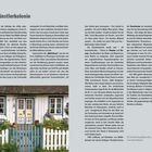"DIE KÜNSTLERKOLONIE" steht oben. Darunter steht textreich die Geschichte dieser Künstlerkolonie. Unten ein Haus mit weißem Zaun.