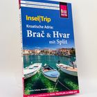 Titel: "Insel|Trip Kroatische Adria: Brač & Hvar mit Split." Untertitel: "Besser zurechtfinden mit INSEL-FALTPLAN und WEB-APP." Bild zeigt Boote im Hafen.