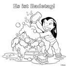 "Es ist Badetag!" Ein fröhliches Kind wäscht eine Kreatur mit viel Schaum in einem Eimer.