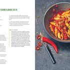 Links ein Rezept für Penne all'Arrabbiata, rechts eine Schüssel mit der angerichteten Pasta, dekoriert mit Kräutern.
