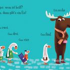 Gänse stehen in einer Reihe vor einem Elch. Ein Schild sagt "Gänse hier anstellen", und der Elch trägt eine gepunktete Schleife.