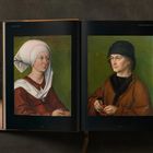 Ein Porträt mit lateinischem Text: "Albertus Durerus Noricus...". Es zeigt ein Gesicht mit langem, lockigem Haar.