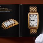 Links: "1920, Patek Philippe Chronometro Gondolo." Rechts: Goldene rechteckige Uhr mit römischen Ziffern.