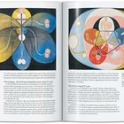 Texte beschreiben Gemälde aus der Serie "The Evolution" von Hilma af Klint. Farbenfrohe, organische Formen sind abgebildet.