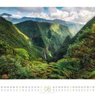 Text: "Blick in die GRASWEG Tokava Sce auf das Maf Tod." Kalender für August mit großen grünen Berglandschaften und Wasserfall.