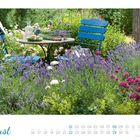 „August“ steht in geschwungener Schrift. Ein blumiger Garten mit blauem Tisch und Stühlen, umgeben von Lavendel.