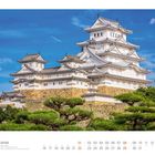 08 Japan. Burg Himeji. Weißes Schloss mit grauem Dach auf einem steinernen Fundament, umgeben von Bäumen.