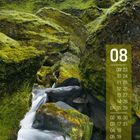08: Kalenderdaten im August. Moosbewachsene Felsen mit Wasserfall, grauer Himmel im Hintergrund.