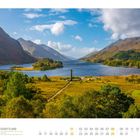 08 Schottland, Glenfinnan Monument am Loch Shiel. Berglandschaft, See und grasbewachsene Flächen unter blauem Himmel.