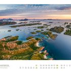 08 HURTIGRUTEN, Ausblick vom Berg Rødøyløva, Nordland, Norwegen. Kalenderseite mit Inseln im Meer und Sonnenuntergang.