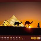 AUSUGT 08. Zwei Pyramiden, Kamele und eine Person im Sonnenuntergang. Monatskalender mit Datumsangaben unten.