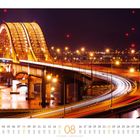 "08" in groß. Kalender August. Banpo-Brücke in Seoul bei Nacht, beleuchtet mit Lichtspuren und städtischem Hintergrund.
