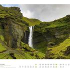 Im August-Kalenderbild ist ein isländischer Wasserfall umgeben von grünen Mooshügeln zu sehen.