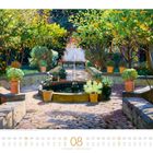 Kalenderseite August, illustriert mit einem mediterranen Garten und Orangenbäumen, umgeben von Töpfen und einem Brunnen.