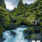 Pakgil, Iceland. Augustkalender mit stürmischem Himmel, moosbewachsene Felsen und fließendem Wasser in einer Schlucht.