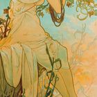 Kalenderblatt für August. Illustration einer Frau in einem weißen Gewand mit Blumen im Haar. Hintergrund ist himmelblau.