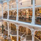 Literatur entsteht überhaupt nur aus Widersprüchen, sonst entsteht Langeweile. - Christa Wolf

Elegante Buchhandlung mit mehreren Etagen, weißen Säulen und geschwungenen Treppen. Belebter, heller Raum.