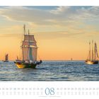 August, Segelschiffe auf der Ostsee im Sonnenuntergang, ruhige See und heller Himmel. Kalenderlayout mit Daten.