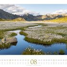 Bergsee mit Wollgras in den Tessiner Alpen, Kanton Tessin, Schweiz. Kalender für August, mit Wochen- und Feiertagsangaben.