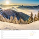 Kalenderseite: 04. Woche, Januar 2027. Foto zeigt schneebedeckte Bäume und Berge im Sonnenaufgang.