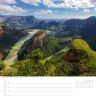 Blyde River Canyon in den Drakensbergen, Mpumalanga, Südafrika. Panorama mit grünen Bergen und einem Fluss unter blauem Himmel.